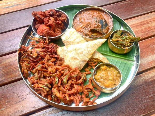 Banana leaf meal, consists of fried chicken, curry seafood, vege — Stock Photo, Image