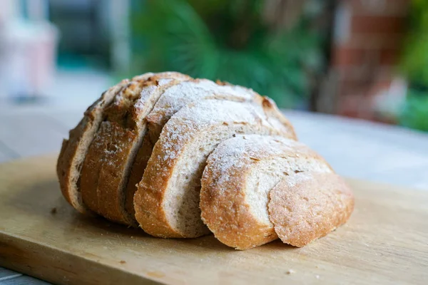 Rebanadas de pan de masa fermentada en una tabla de cortar de madera —  Fotos de Stock