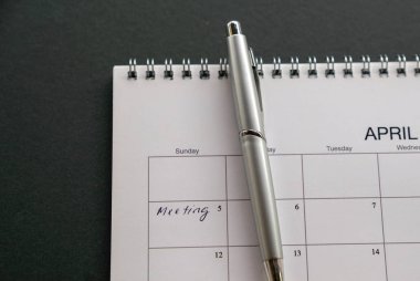 Siyah arkaplanda kopyalama alanı olan beyaz temiz takvim. Kelimeler.