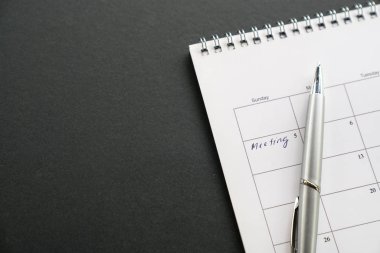 Siyah arkaplanda kopyalama alanı olan beyaz temiz takvim. Kelimeler.