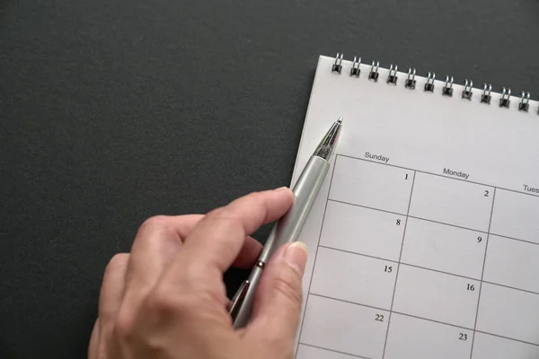 コピースペースと黒または灰色の背景に白いきれいなカレンダー — ストック写真