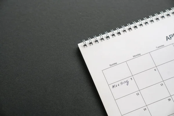 コピースペースと黒の背景に白いきれいなカレンダー 言葉だ 日付の横に書かれた会議だ ビジネスミーティングとスケジュールのコンセプト — ストック写真
