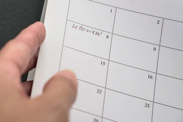 言葉でカレンダーを保持手 日付に書かれたインタビュー ジョブインタビューリマインダーのコンセプト — ストック写真