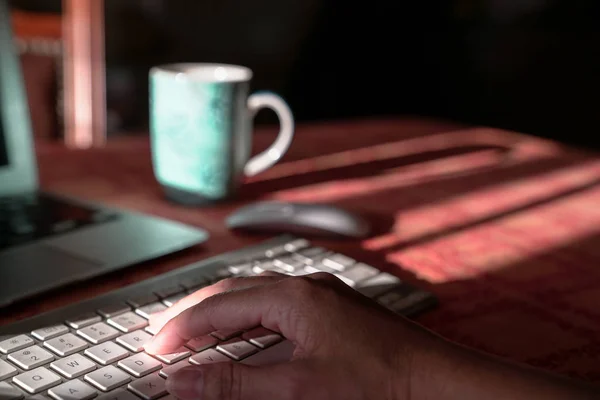 Laptop Com Mão Teclado Sem Fio Trabalho Partir Casa Conceito — Fotografia de Stock