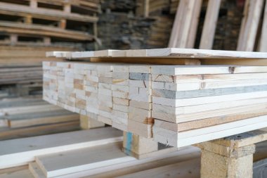 Depoda ya da depoda bir yığın çam ağacı var. Tahta işliyor, mobilya için odun.