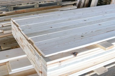 Depoda ya da depoda bir yığın çam ağacı var. Tahta işliyor, mobilya için odun.