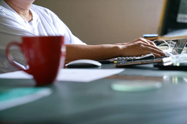 Han Jobbar Sin Dator Arbeta Hemifrån Koncept Kopiera Utrymme — Stockfoto