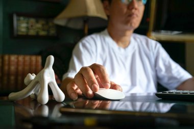 Bilgisayarında çalışan bir adam. Ev kavramından çalış.