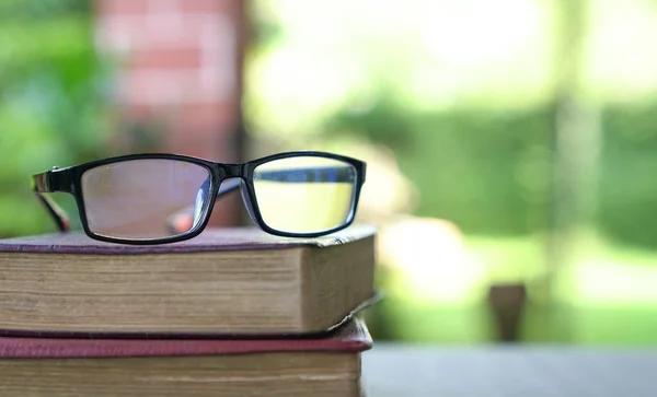 Stapelweise Bücher Mit Lesebrille Drauf Hintergrund Die Grüne Natur Heimschule — Stockfoto