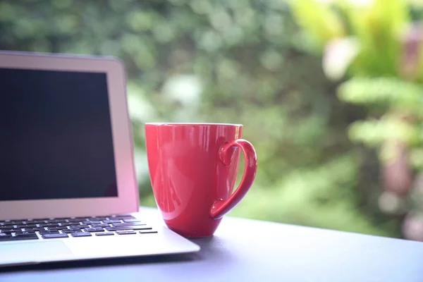 Computer Laptop Koffie Rode Beker Met Tuin Achtergrond Werk Vanuit — Stockfoto