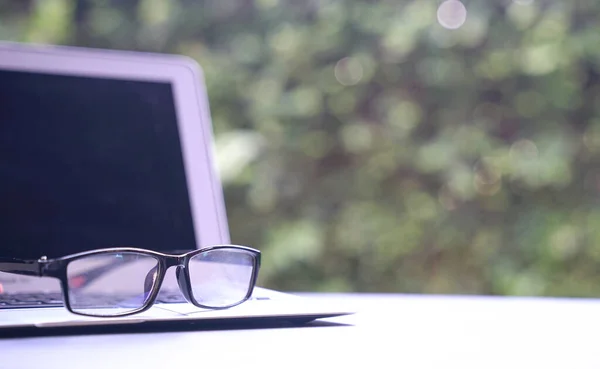 Computador Portátil Com Óculos Leitura Fundo Natureza Verde Trabalhe Remotamente — Fotografia de Stock