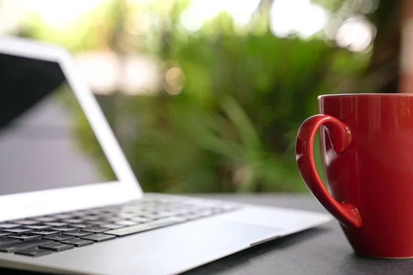 Computer Laptop Mit Kaffee Roter Tasse Mit Grünem Hintergrund Arbeiten — Stockfoto