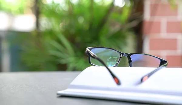 Lesebrille Auf Einem Offenen Buch Garten Oder Grüne Natur Hintergrund — Stockfoto