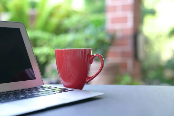 Ordenador Portátil Café Taza Roja Con Fondo Jardín Trabajo Desde — Foto de Stock