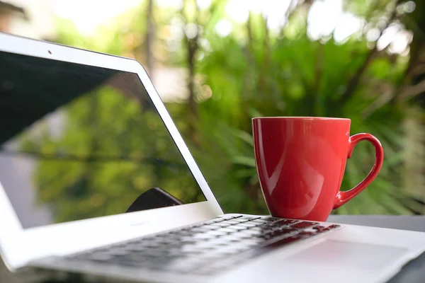 Számítógépes Laptop Piros Csésze Zöld Háttér Távolról Vagy Otthonról Kiválasztott — Stock Fotó