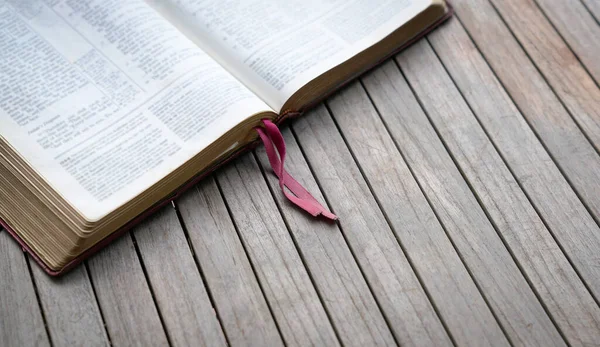 Öppen Bibel Träbord Mjuk Suddig Effekt Med Fokus Bokmärke Kopiera — Stockfoto