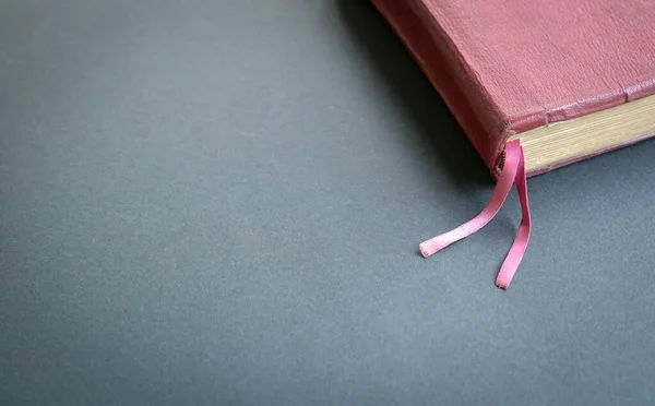 Bovenaanzicht Bijbel Met Bruine Kleur Cover Aan Zijkant Van Zwarte — Stockfoto