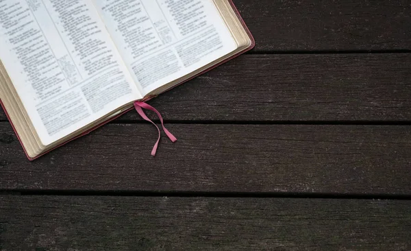 Draufsicht Auf Die Geöffnete Bibel Der Ecke Des Dunklen Holzhintergrundes — Stockfoto