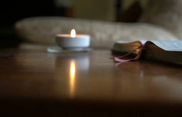 Biblia Abierta Con Vela Encendida Mesa Ambiente Acogedor Hogar —  Fotos de Stock