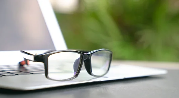 Brille Oben Auf Dem Computer Laptop Mit Einem Hintergrund Grüner — Stockfoto