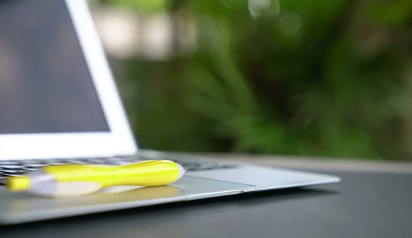Caneta Amarela Topo Laptop Computador Com Fundo Verde Natureza Espaço — Fotografia de Stock