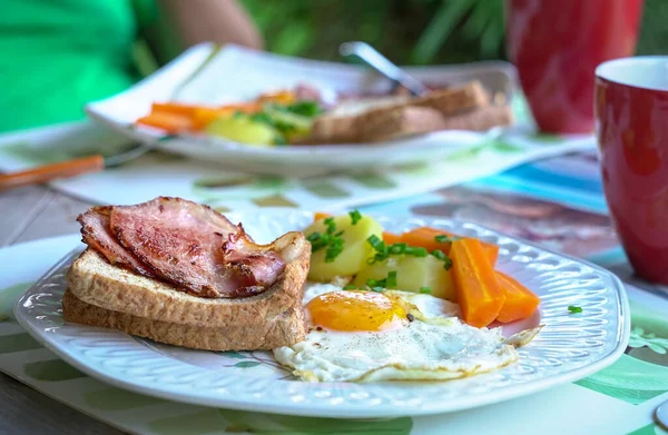 Petit Déjeuner Avec Bacon Œuf Pommes Terre Carottes Pain Cadre — Photo