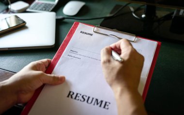 İş Bulma Müdürü 'nün özgeçmişinin ofis masasında yakın görüntüsü