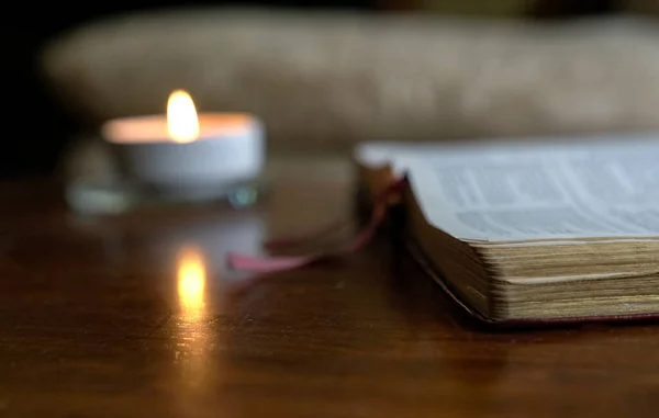 Biblia Abierta Con Vela Encendida Mesa Ambiente Acogedor Hogar —  Fotos de Stock