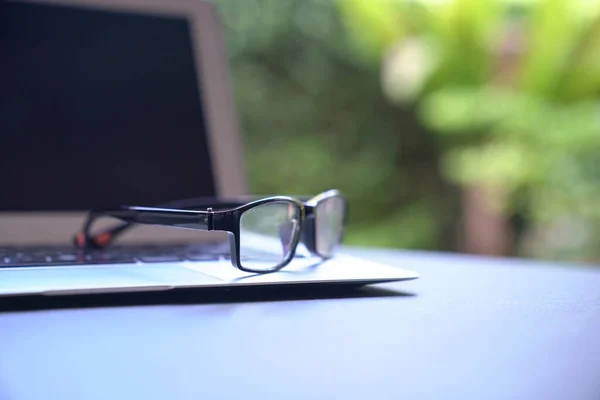 Lesebrille Auf Dem Laptop Hintergrund Die Grüne Natur Kopierraum — Stockfoto