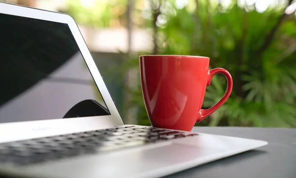Компьютерный Ноутбук Красной Чашкой Зеленым Фоном Природы Работать Дистанционно Дома — стоковое фото