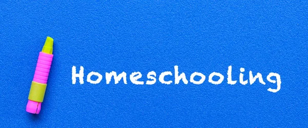 Escuela Casa Palabras Texto Mecanografiado Tablero Azul Con Crayón Amarillo — Foto de Stock