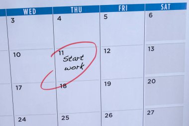 Çalışmaya başla, takvimdeki kelimeler. Kırmızıyla işaretlenmiş. İstihdam ya da kariyer kavramı.