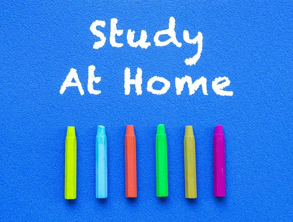 家で勉強する 青いボード上の単語や型付きテキスト カラフルなクレヨン 最上階だ 教育理念 — ストック写真