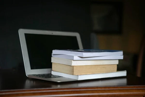 Bücher Auf Dem Laptop Online Bildungskonzept — Stockfoto
