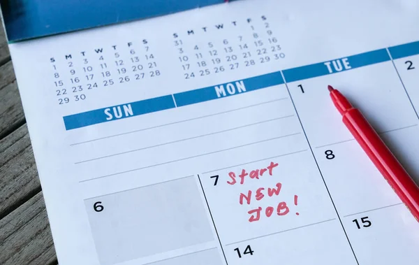 Inicie Nuevas Palabras Trabajo Escritas Calendario Tabla Con Marcador Rojo — Foto de Stock