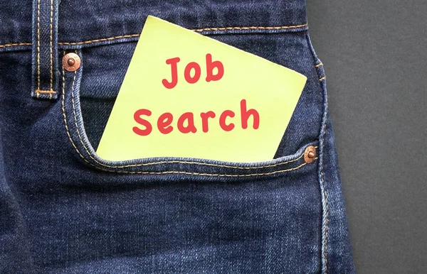 仕事の検索 黄色の紙に赤の単語のジーンズのポケットから出てきた 雇用の概念 — ストック写真