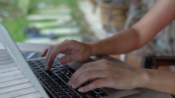 Mujer Escribiendo Teclado Con Tarjeta Crédito Compras Línea Concepto Pago — Vídeos de Stock