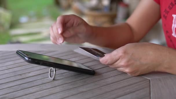 Женщина Просматривает Свой Телефон Пользуется Своей Кредиткой Покупки Онлайн Оплата — стоковое видео
