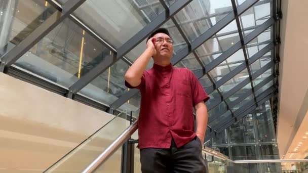 Asiatisk Kinesisk Affärsman Pratar Sin Mobil Bakgrund Till Kontorsbyggnaden — Stockvideo