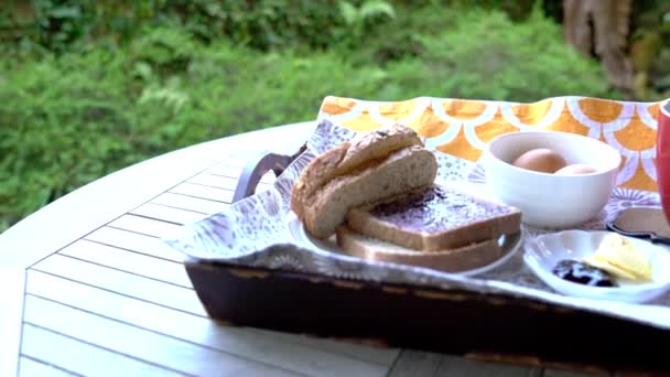 Uitzicht Het Ontbijt Bestaat Uit Koffie Brood Jam Boter Eieren — Stockvideo