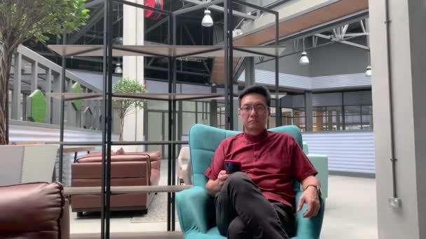Porträtt Asiatisk Kinesisk Affärsman Sitter Soffa Och Ler Mot Kameran — Stockvideo