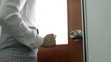 İş kadını ofis kapısını çal, aç ve arka kapıyı kapat..