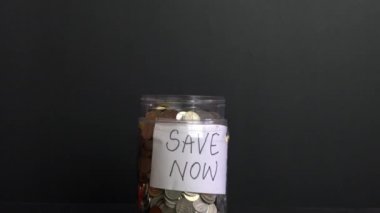 Kadın bozuk para kutusuna bozuk para atıyor ve 