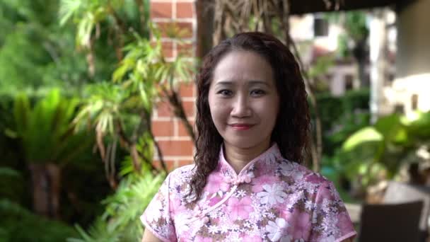 在旗袍或旗袍的亚裔中国妇女的画像 室外背景 — 图库视频影像