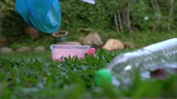 Mulher Pegar Saco Lixo Garrafas Jogadas Parque Poluição Reciclar Parar — Vídeo de Stock