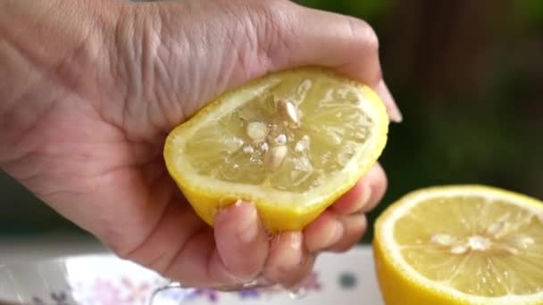 Frau Drückt Zitronenscheibe Aus Saftig — Stockvideo