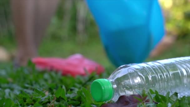 Wanita Mengambil Kantong Sampah Dan Botol Dilempar Taman Polusi Daur — Stok Video