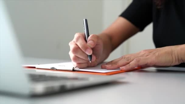 Zakenvrouw Schrijft Met Een Pen Een Papier Kantoorinrichting Langzame Beweging — Stockvideo