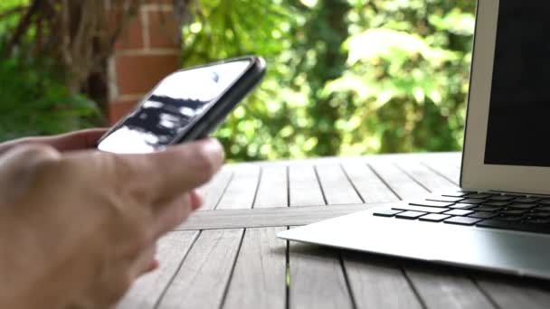 Женщина Положила Телефон После Серфинга Очки Чтения Поверх Ноутбука Цифровая — стоковое видео