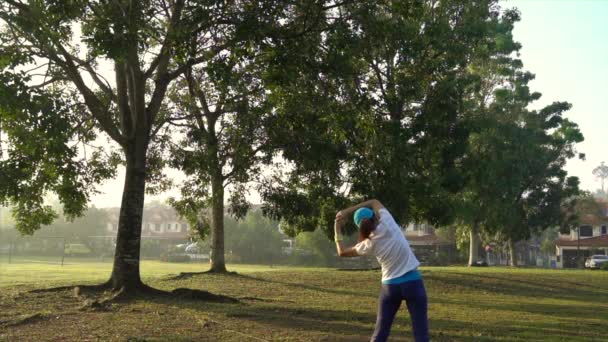 Жінка Спортсмен Тренується Або Тренується Парку Красивим Ранковим Сонячним Світлом — стокове відео